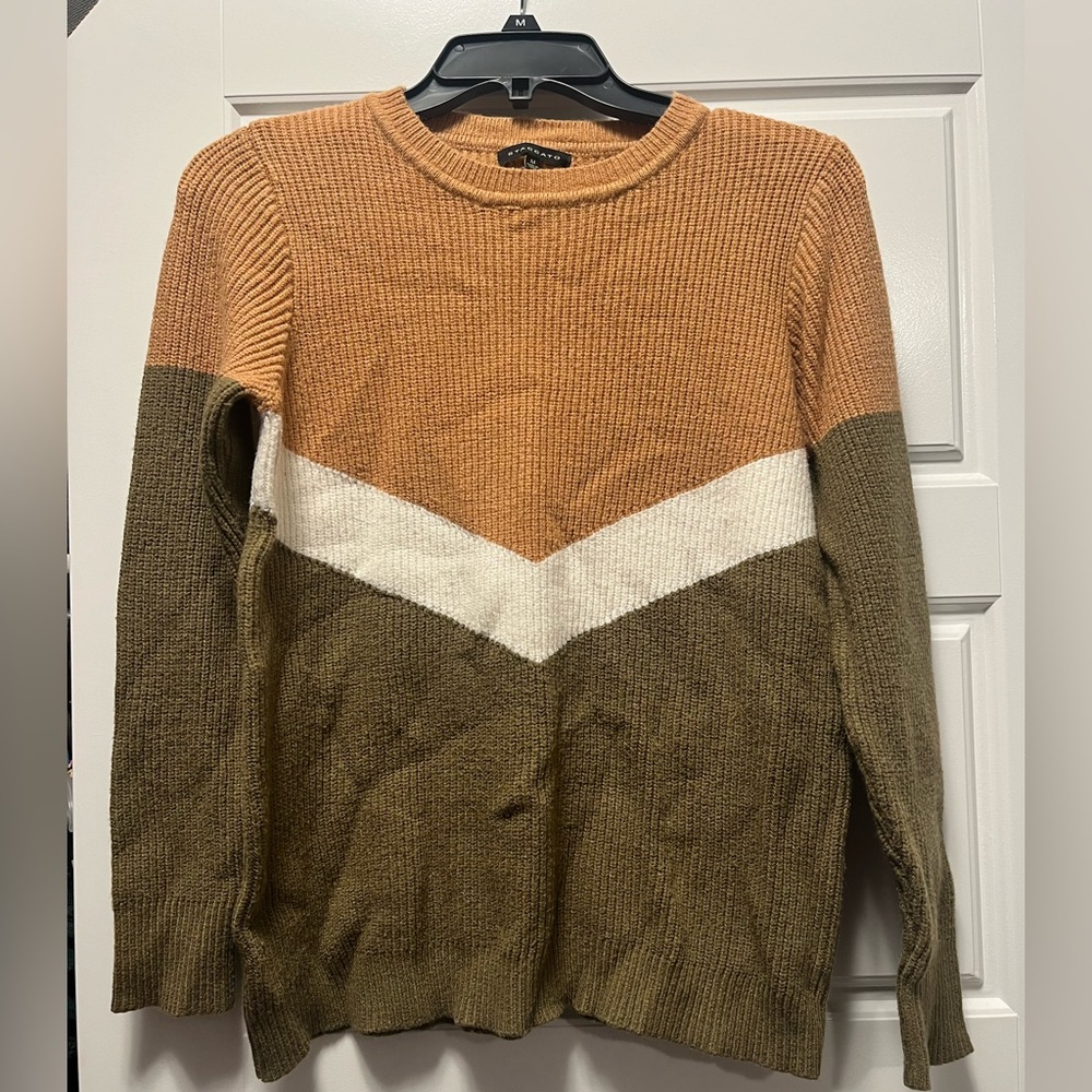 Staccato pullover sweater! Medium! Green, white, and gold coloring.